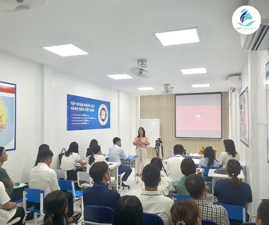 Tiến sĩ Hương Nguyễn chia sẻ tại buổi gặp gỡ do ICOLanguage tổ chức