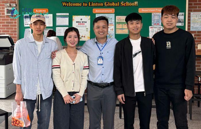 Thầy Đức ICOLanguage chụp ảnh với DHS Việt tại đại học Hannam